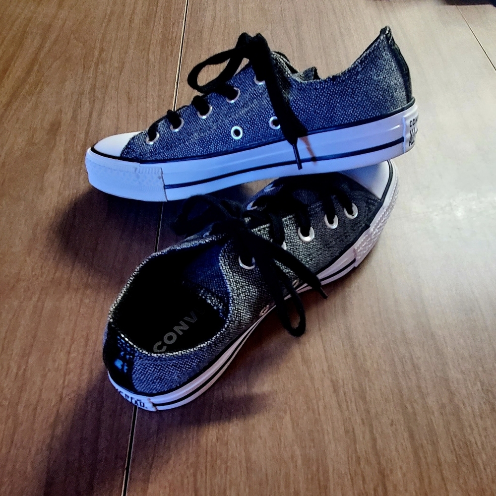 NWOT Girls converse shoes